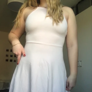 Ginatricot klänning stl S - En mycket ljusrosa klänning från ginatricot i stl S. Klänningen är stretchig med ett tjockare material som gör att klänningen faller fint på kroppen. Funkar till skolavslutningar eller som en skön sommarklänning. Använd 1 gång så den är i bra skick! Priset är 100kr exklusive frakt! 