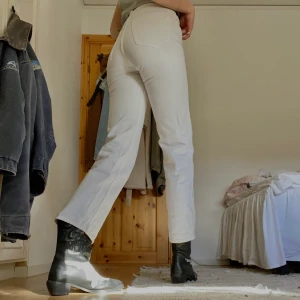 Weekday jeans - Vita jeans från weekday i waist 24. Ungefär längs 30/32 skulle jag uppskatta. Jag är 177 för referens.