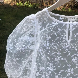 🤍🤍🤍 - Superfin genomskinlig topp med vita blommönster från Gina Tricot🤍 aldrig använd men superfin nu till sommaren☺️ 
