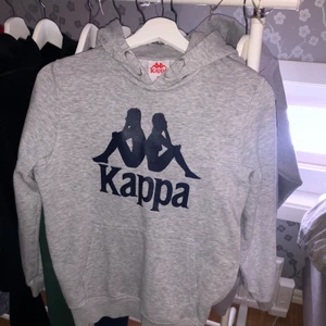 Kappa Hoodie - Hoodie från Kappa. Barnstorlek 152 men passar XS! Bra skick! 