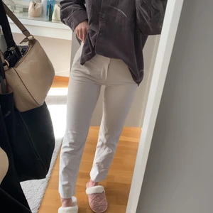 Kostymbyxor - Säljer mina kostymbyxor från zara, bra kvalite och snygg färg, stolek 34, (jag är 165cm lång)