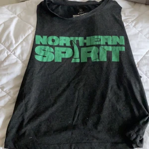 Träningstopp Northern spirit - Jätteskön träningstopp från Northern spirit. Knappt använd. 