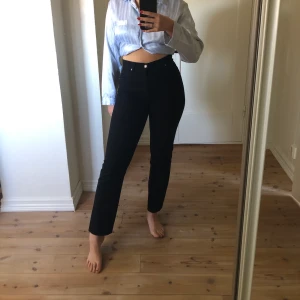 Svarta byxor  - Riktigt snygga svarta byxor i ett otroligt skönt material. De är i ett stretchigt, kostymigt tyg men framstår som jeans. ( tillkommer frakt)🌸 ps. Jag är 175 cm lång!
