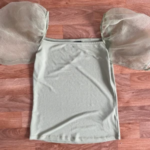 Tunnare tröja  - En tunnare tröja med puffarmar, aldrig använd så säljer vidare! 