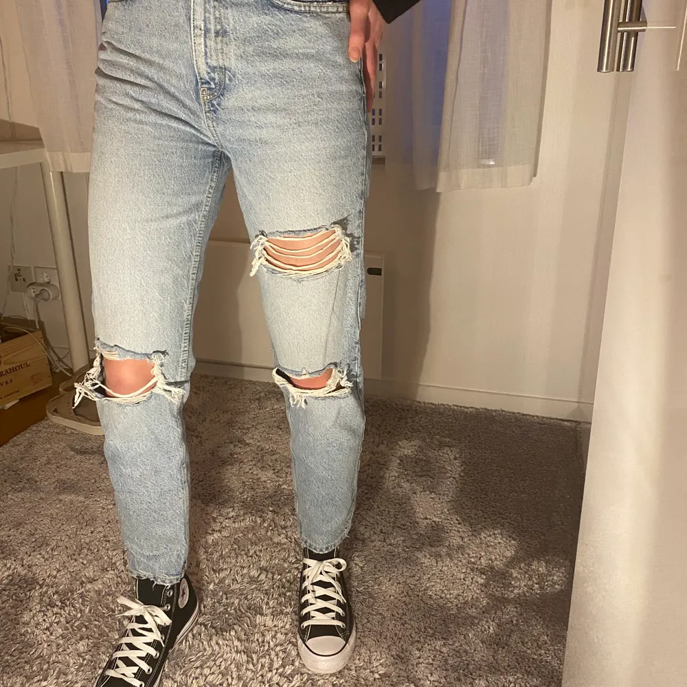 Säljer mina Zara jeans i storlek 34. Supersnygga till våren och sommaren. De är lite korta på mig men jag är 177cm lång💕🌸. Jeans & Byxor.