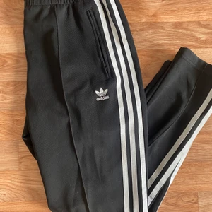 Adidas byxor - Använt få gånger då jag har flera. Bra skick!