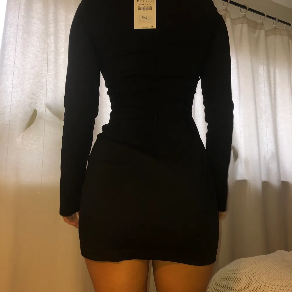 Jättefin svart klänning från Zara. Helt oanvänd, säljer pga inte min stil. Jag är 175 cm lång och den sitter bra i längden. Inköpspris 359kr.. Klänningar.