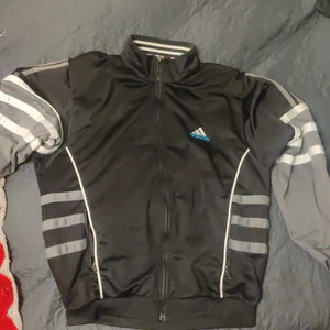 Adidas vintage zipup - Jättefin vintage adidas tjocktröja med dragkedja. Säljer den då jag inte känner att den riktigt passar min stil längre. Storleken är Medium("herr"). Men rätt oversize.