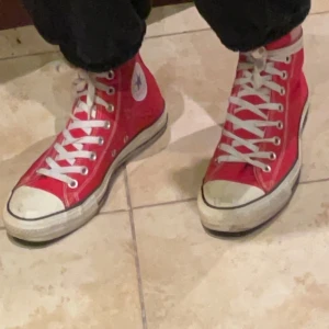 Converse - Säljer dessa röda Converse. köpta second hand, men jag köpte i en lite för stor storlek😊