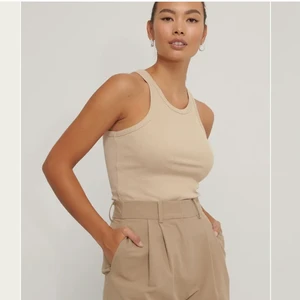 Beiget linne  - Säljer mitt beiga linne ifrån NAKD då jag har ett liknande. Storlek S men väldigt stretchigt. Använt fåtal gånger. 