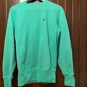 Champion Sweatshirt - Säljer min älskade Champion sweatshirt då jag aldrig får användning av den. Inga fläckar, hål eller andra defekter. Färgen är lite starkare irl. Tror nypriset var runt 1000 kr, hittar inte den på hemsidan längre. Köparen står för frakt (66 kr)