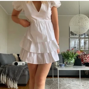 Zara klänning - Jag säljer den här mycket populära klänningen, som är helt slutsåld överallt. Jag säljer klänning för att jag har många liknande. Den första bilden är lånad, och de andra två är mina. Kontakta mig för flera bilder 😊💞 Buda i kommentarerna eller privat 😊💞