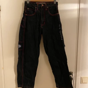 Baggy 90s jeans  - Baggy byxor med tryck där bak och på sidan