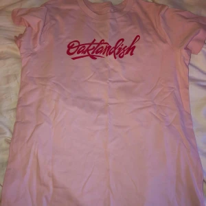 Rosa overzised tröja med tryck - Aldrig använd, i väldigt bra skick:)  Köpt i USA på oakland, Skriv privat för mer detaljer/bilder!❤️❤️