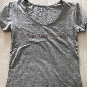 Äkta Calvin Klein t-shirt - Säljer eftersom den inte längre kommer till användning, super fin och passar till allt 150kr+frakt pris kan diskuteras 