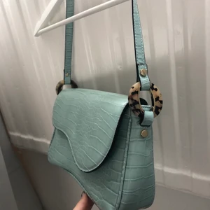 Väska - Turkos blå väska i mycket bra skick. Köpare står för frakt. 💙