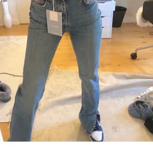 Trendiga jeans  - Säljer mina jeans med slits ifrån Pull and beer fast i Svart. Dom ser exakt ut som dom blåa på bilden. Jag är 175 cm och dom är perfekta i längden. (bilden är lånad)🌸 köparen står för frakten, pris kan diskuteras💗