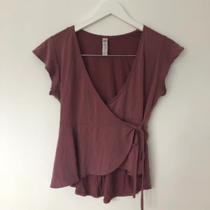 Söt lila topp - En söt lila topp, knytblus. 73% modal 27% polyester. Så skönt material och bra pass form!