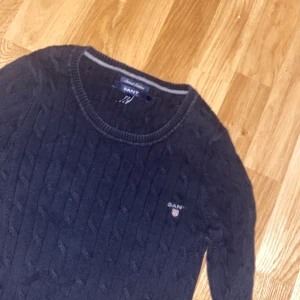 Gant tröja dam strl xs - Gant tröja. Använd men i fint skick. Inga fläckar eller skador. Mörkblå/marinblå. Storlek xs. Fraktar helst. Köparen står för fraktkostnad på ca 60kr