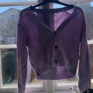 Stickad tröja - Säljer denna ljus lila stickade långärmade tröja                       Storlek s.  Aldrig använd