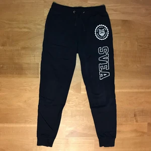 Svea mjukisbyxor  - Mörkblå mjukisbyxor från Svea. Storlek M. Vid intresse, hör av dig till mig. Köparen står för frakten. 