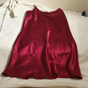 Satin summer klänning  - I mycket bra skick och passar till allt. Den är mysig och stylig till summer. Finns fler bilder och bud I kommenterna 