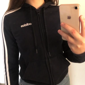 Marinblå Adidaskofta strl xs - Marinblå adidaskofta i strl xs. Säljer då den inte längre kommer till användning. Köparen står för frakt (45kr)!🤍