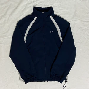 Nike jacka - En Nike jacka som är perfekt för våran, sena sommarkvällar och hösten✨ Den är i jättefint skick helt utan några skador. Frakten är 66 kronor och leveranstiden är mellan 1-3 dagar🇸🇪 Har du mer frågor är det bara att höra av sig:)