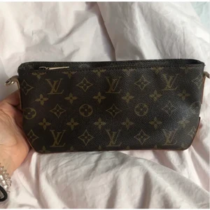 Louis Vuitton väska  - Säljer denna Äkta Louis Vuitton väska. Köptes begagnad förra året. När jag köpte den märkte jag att fästerna där man fäster kedjan var slitna så dörför ersatte jag de med ett liknande fäste (se bild 3) Annars är väskan i fint skick. Guldkedja ej äkta! SKRIV PRIVAT EFTERSOM JAG INTE SER KOMMENTARERNA❤️