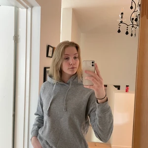 Hoodie - Vanlig gråa hoodie från Lager 157. Säljer pga att den är för liten. 150kr eller bud💞