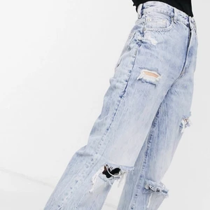 Bershka jeans  - Säljer min bershka jeans som ej kommer till användning. Det är använda två gånger och i storlek 38 och är i fint skick!💕 Köpta för 400kr säljer för 200kr + frakt på 79kr, Kom privat för fler bilder💕💕         Vid stort intresse budgivning💕