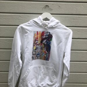 The cool elephant Hoodie - Använt denna hoodien några gången men den är nästan som ny! Inga missfärgningar eller inga hål! Köparen står för frakt!❤️