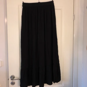 Svart långkjol strl 36 - Oanvänd lång svart kjol, inga fläckar eller slutet. Skriv för mer frågor, om leverans väljs står kund för frakt kostnader