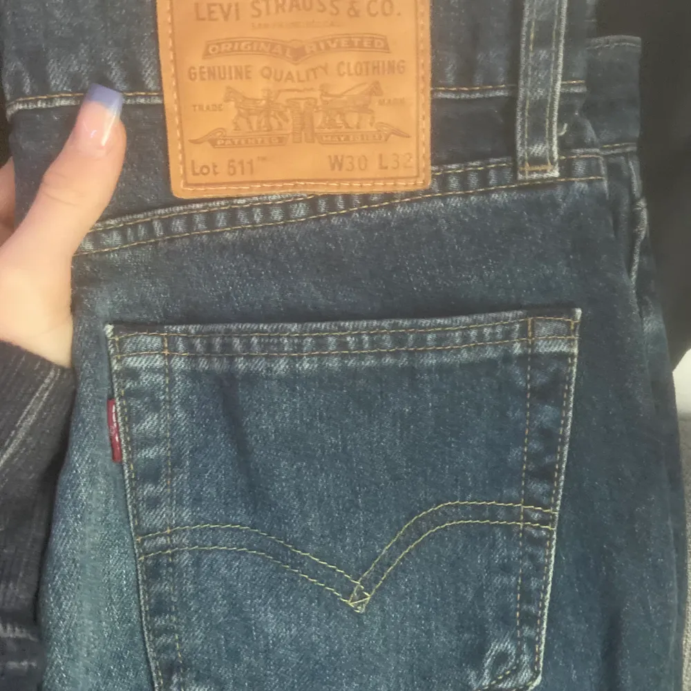 Ett par lågmidjade Levis jeans modell 511. Jeansen är i 30/32 då de är lite stora för mig i midjan (då jag har ca 24-26 i midja) och sitter vid ankeln på mig som är 1.69 lång. Jeansen är i fint skick och inte utvättade. Betalning sker via swish och fraktar spårbart som kostar 66kr! Hör av er vid funderingar eller vid intressen!. Jeans & Byxor.