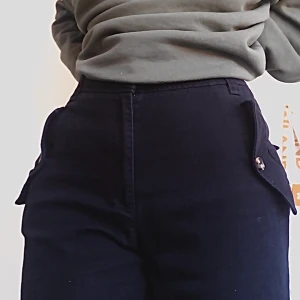 Svarta byxor - Fina svarta vida byxor som stretchar bra och är bekväma. Dom är i ett ok skick, inget är trasigt på dom och dom ser rena ut! Kunden betalar frakt men kan också mötas upp i västerås!💕