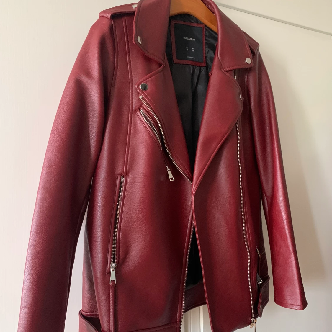 Röd jacka i fuskläder  - 91