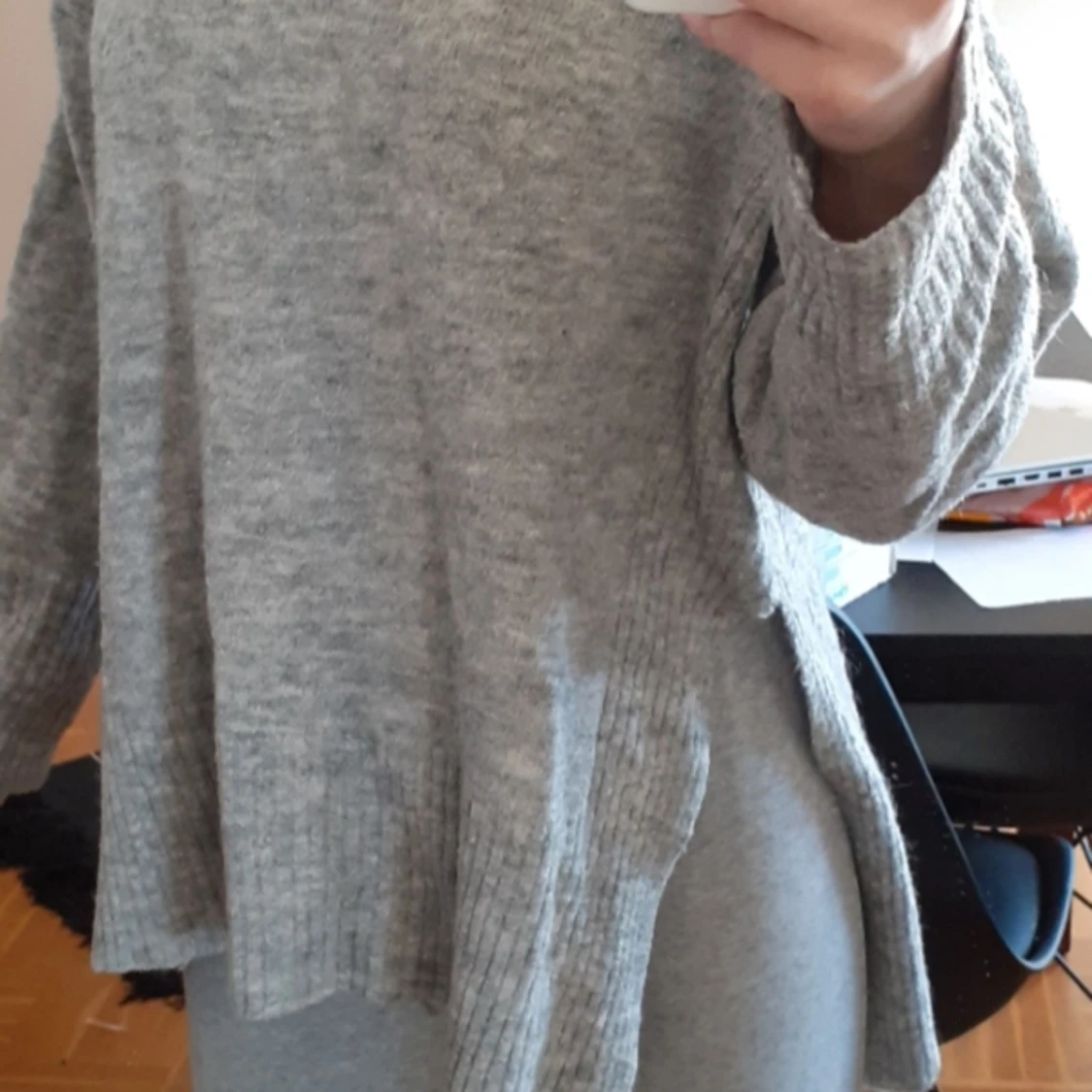 stickad tröja, grå.  - 90