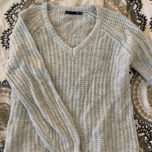 Grå stickad tröja - Superfin och mysig stickad tröja från Lager 157! Säljer endast pga att den tyvärr inte kommer till användning. Frakt tillkommer!💞