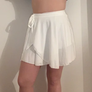 Vit kjol  - En vit kjol från Shein! Storlek M! 60 kr + ev frakt