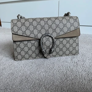 Gucci Dionysus medium - Säljer min älskade Gucci Dionysus Medium i helt perfekt nyskick. Allt finns kvar, tom pappret som ligger i väskan. Självklart äkta, har låda, kvitto och dustbag kvar också. Finns inte något fel alls och inga märken, säljes pga dålig användning tyvärr 🤎