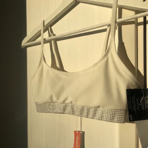 Vit Bikini Överdel - Säljer nu denna skiit snygga bikini överdel ifrån Nelly.com! Bikinin är helt ny och oanvänd(lappen sitter kvar) 70+frakt💗💗  vid mycket intresse kan priset öka💞