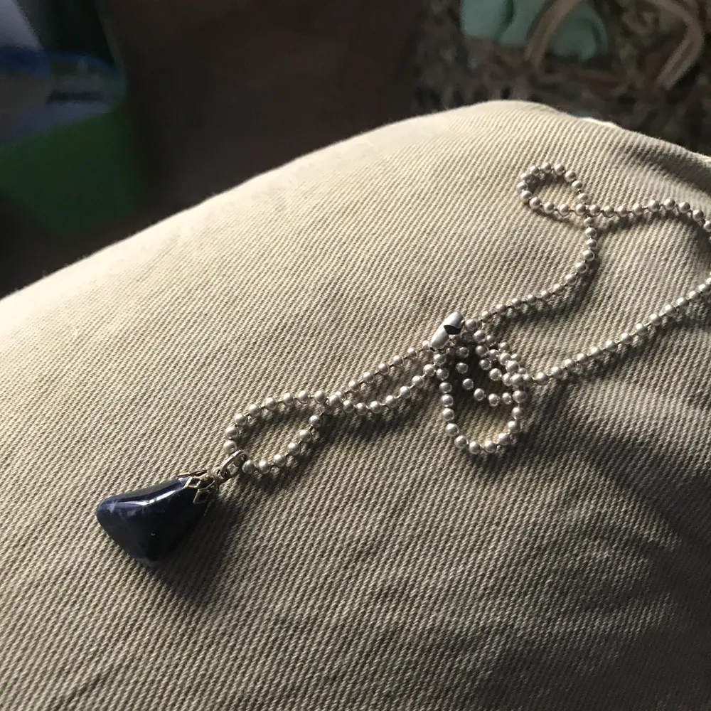 Jätte fint halsband med en blå sten . Övrigt.