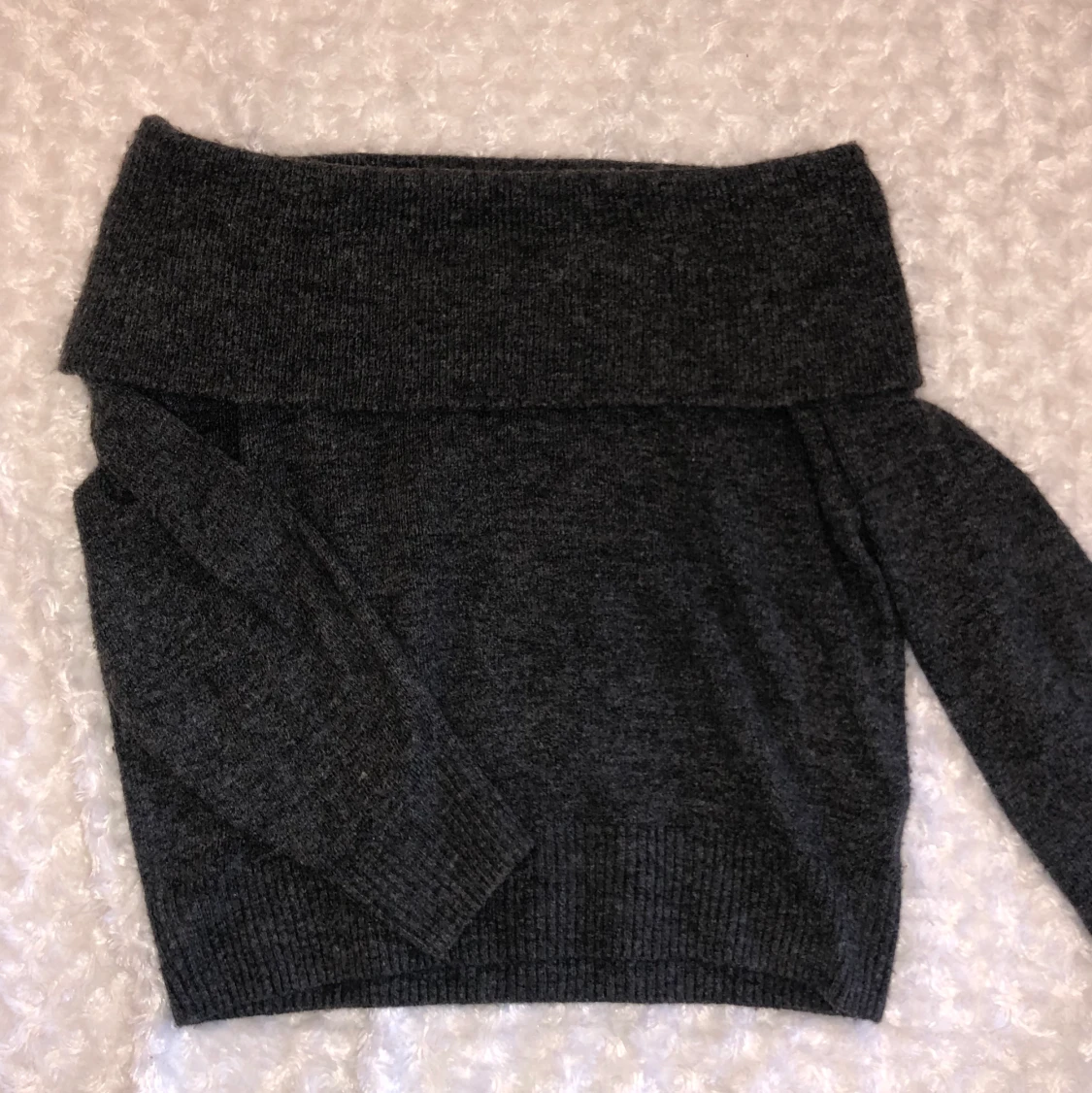 Mörkgrå off-shoulder tröja - 90