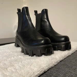 trendiga & snygga boots.  - trendiga & snygga boots. storlek 37, aldrig använda så i mycket bra skick. frakt inkluderad i priset som står.