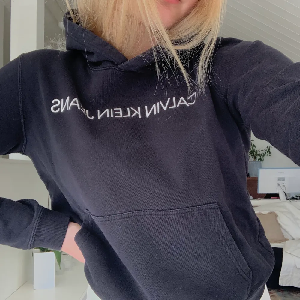 GARDEROBSRENSNING!!🦋🦋 Jätteskön o fin svart hoodie från Calvin Klein. Den är äkta och i bra kvalite, fint skick 💖 sälj på grund av garderobsrensning!. Tröjor & Koftor.