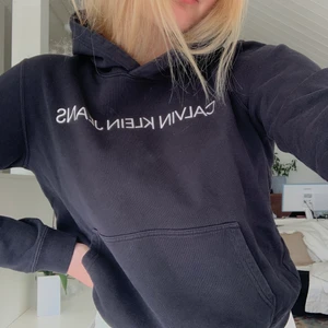 Calvin Klein Hoodie - GARDEROBSRENSNING!!🦋🦋 Jätteskön o fin svart hoodie från Calvin Klein. Den är äkta och i bra kvalite, fint skick 💖 sälj på grund av garderobsrensning!
