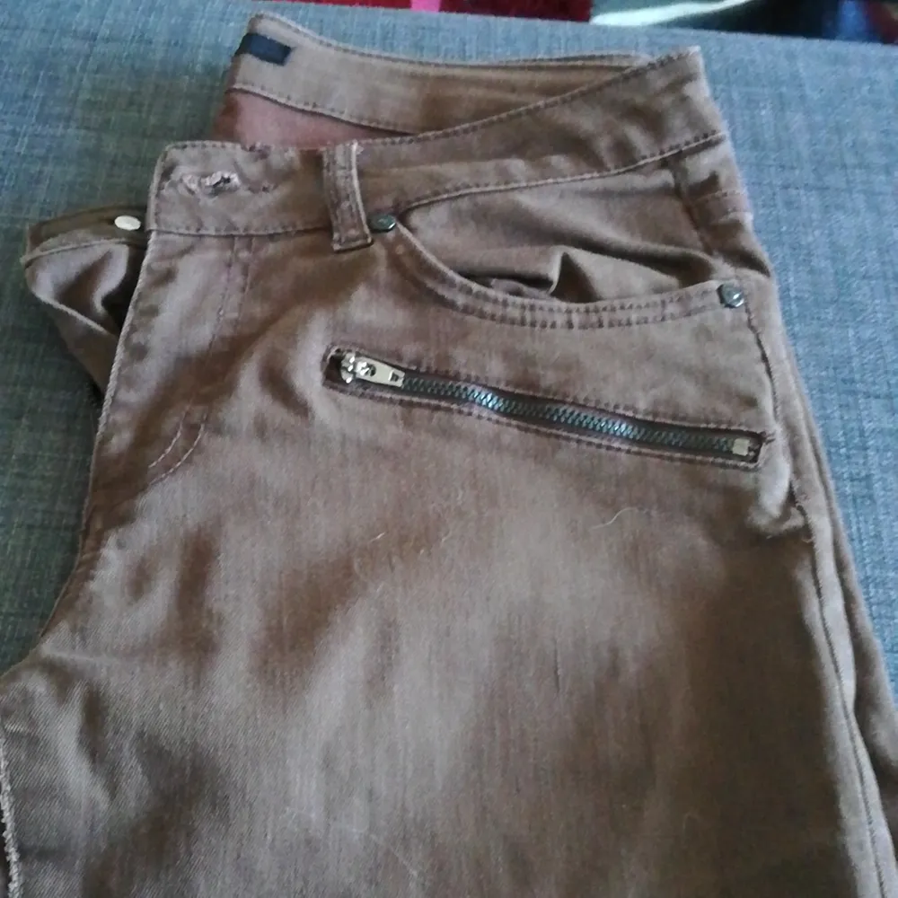 Chokladbruna byxor från Lindex som inte har används på ett par år. De är i gott skick och har dragkedjor vid fickorna och ner vid vristerna. Köparen står för frakten . Jeans & Byxor.