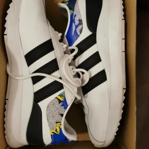 Adidas skor - Helt nya adidas skor. Fick i födelsedagspresent men inte rätt storlek och fanns tyvärr inte i mindre storlek. Nypris 1095kr