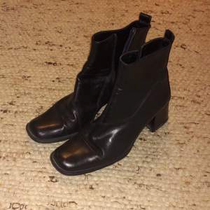 Vintage boots i Italienst läder, mycket fint skick. Storlek 38.