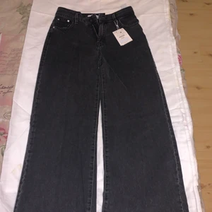 Gråa baggy jeans - Aldrig använt, vida där nere, finns i halmstad men går att fraktas, storlek S/M